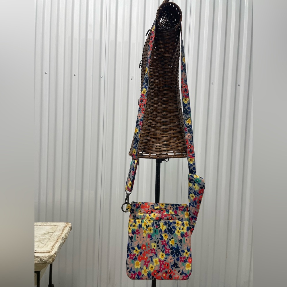 Lug Skipper SE Crossbody Bag in Multi Floral Wildflower EUC - Picture 12 of 16